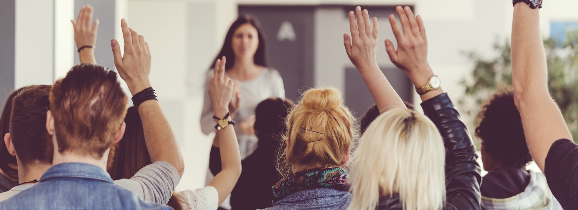 Kursister rækker hænderne i vejret
